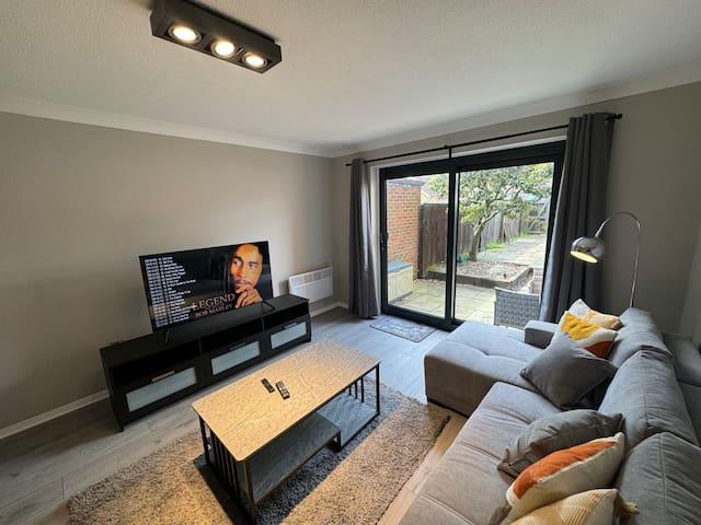 2 bedroom House with Parking & Garden