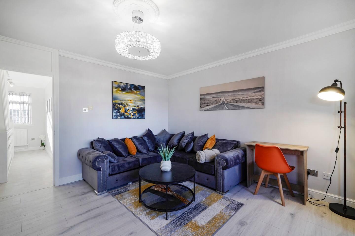 Roomy, 4 bed, Garden, Parking, ExCel