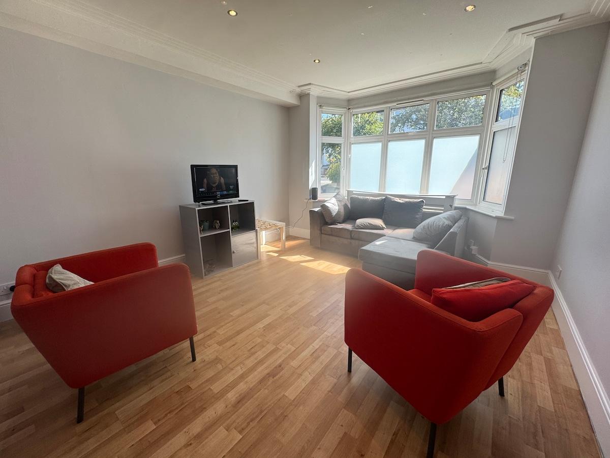 Spacious 4 Bedroom, 2 Bathroom, Parking, Finchley