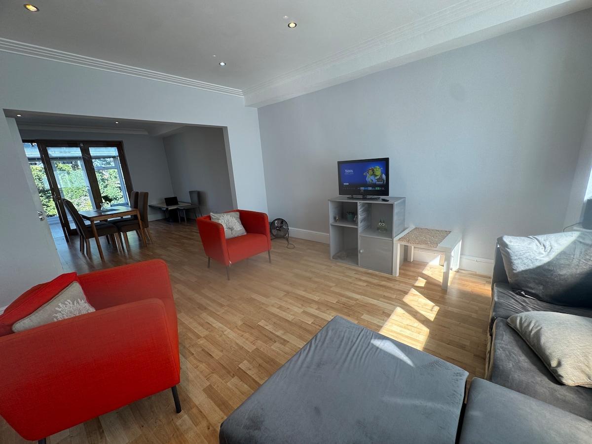 Spacious 4 Bedroom, 2 Bathroom, Parking, Finchley2