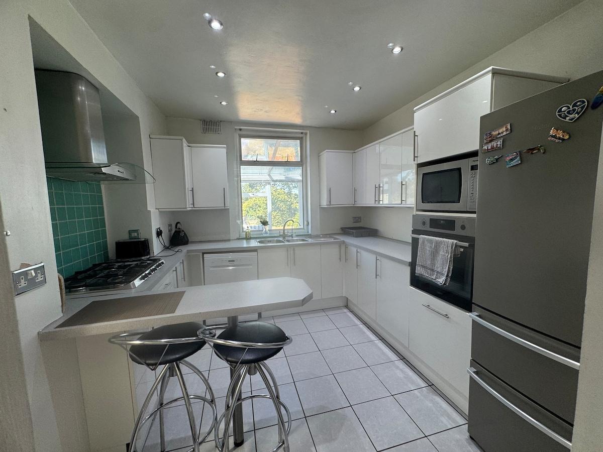 Spacious 4 Bedroom, 2 Bathroom, Parking, Finchley3