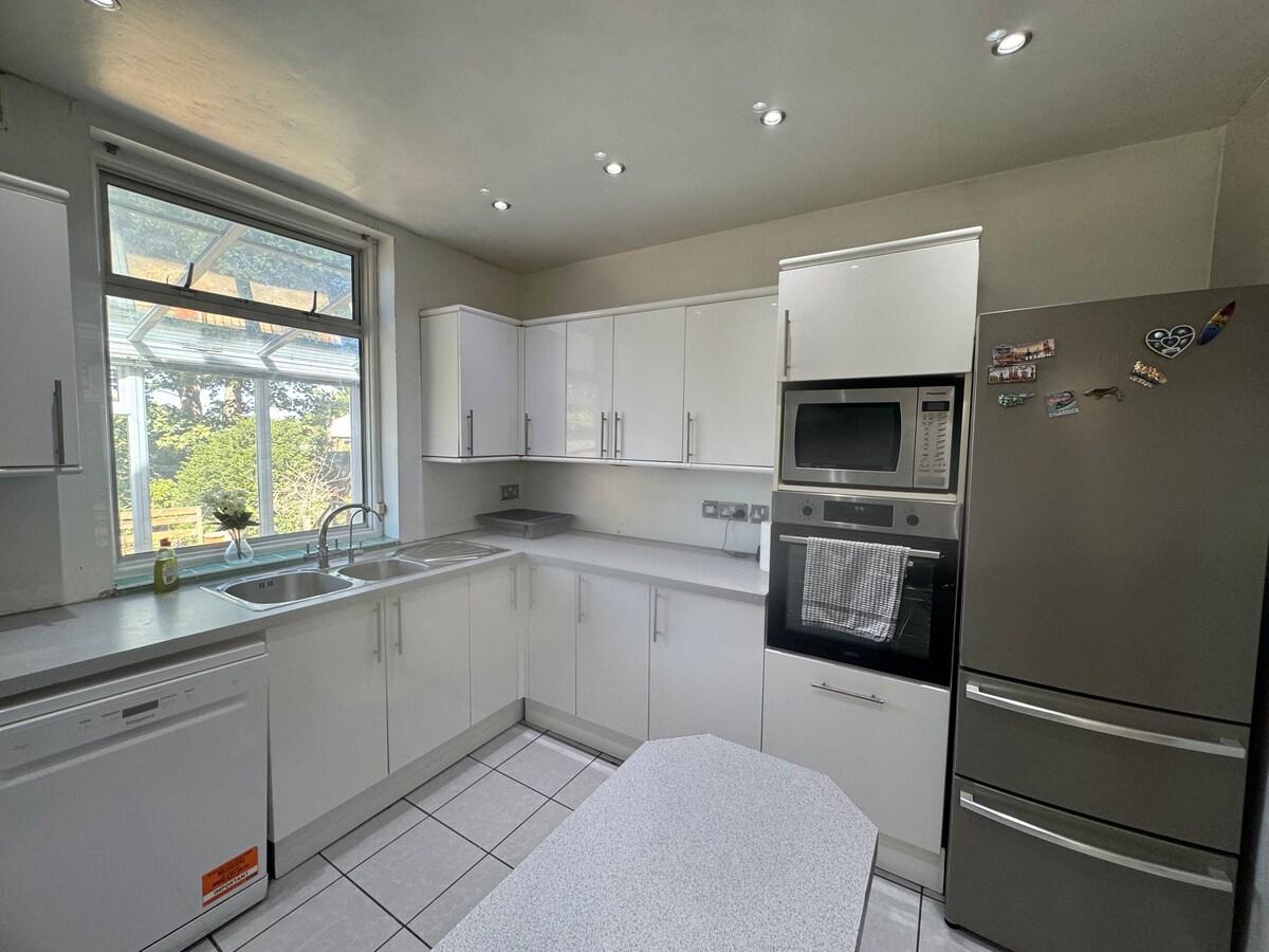 Spacious 4 Bedroom, 2 Bathroom, Parking, Finchley4