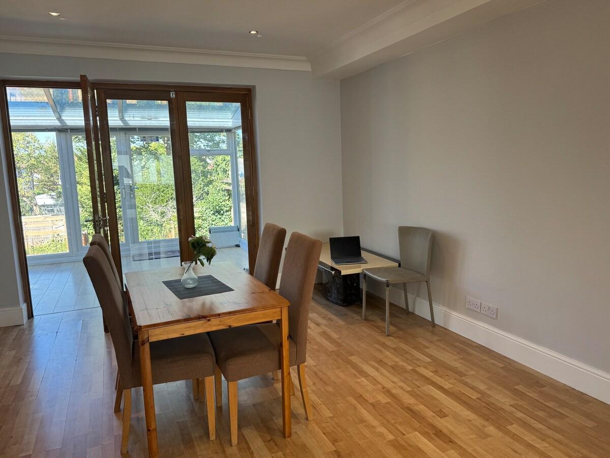 Spacious 4 Bedroom, 2 Bathroom, Parking, Finchley5
