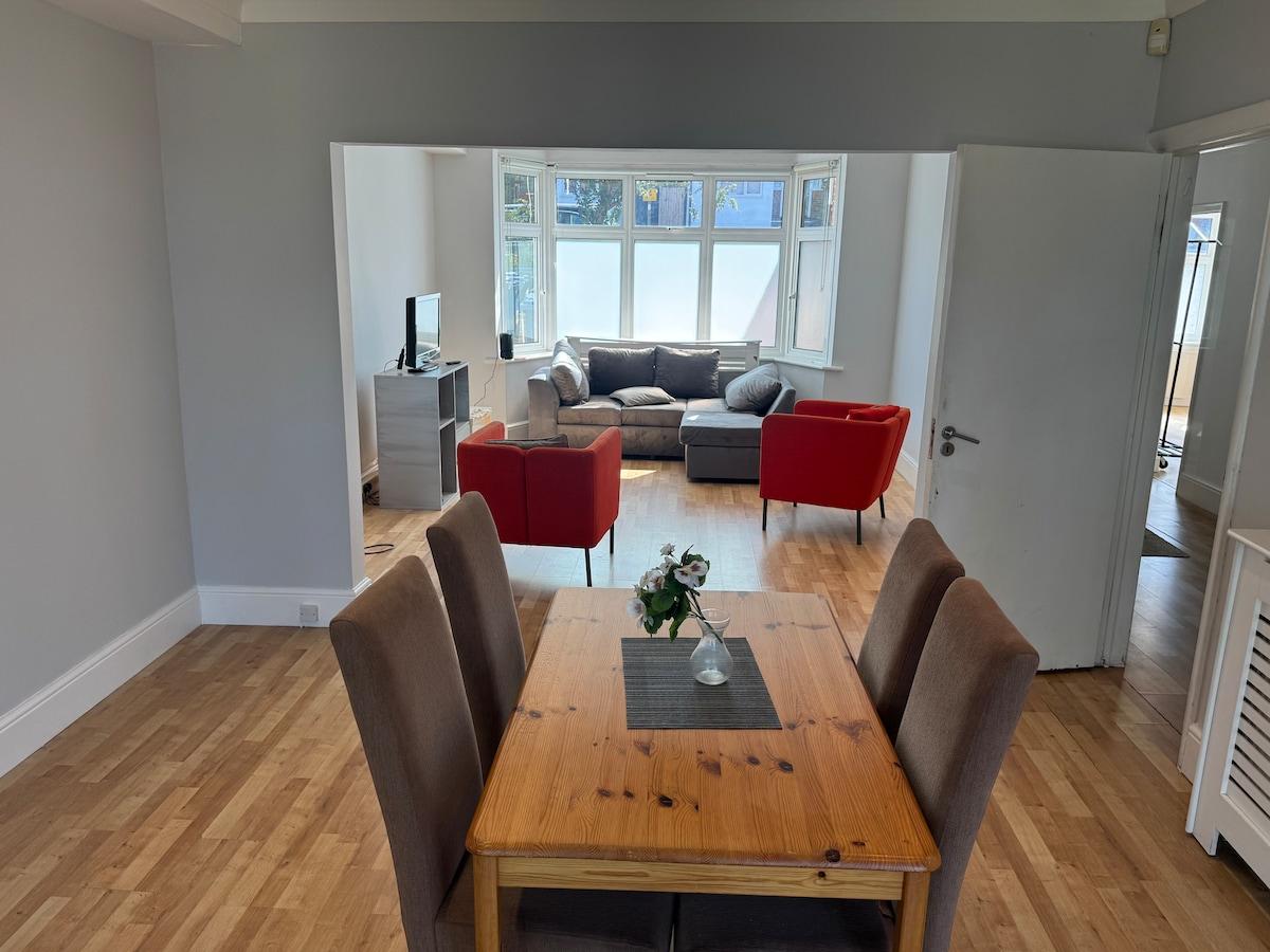 Spacious 4 Bedroom, 2 Bathroom, Parking, Finchley6